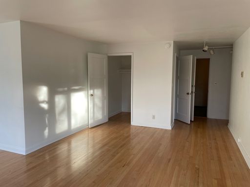 HUGE, top floor corner 1BD, 1 blk from Kerry Park – photo 1