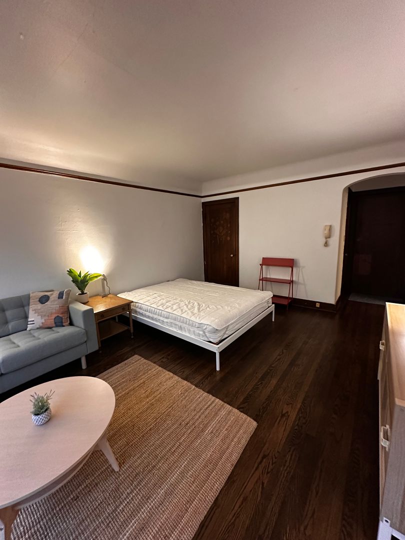 Seattle Apartment: 2933 2nd Ave