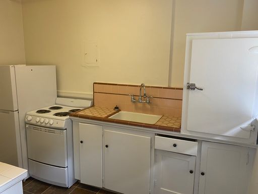 **ONE MONTH FREE RENT!!** UPDATED Studio in the heart of DOWNTOWN! Tons of space and storage! – photo 1