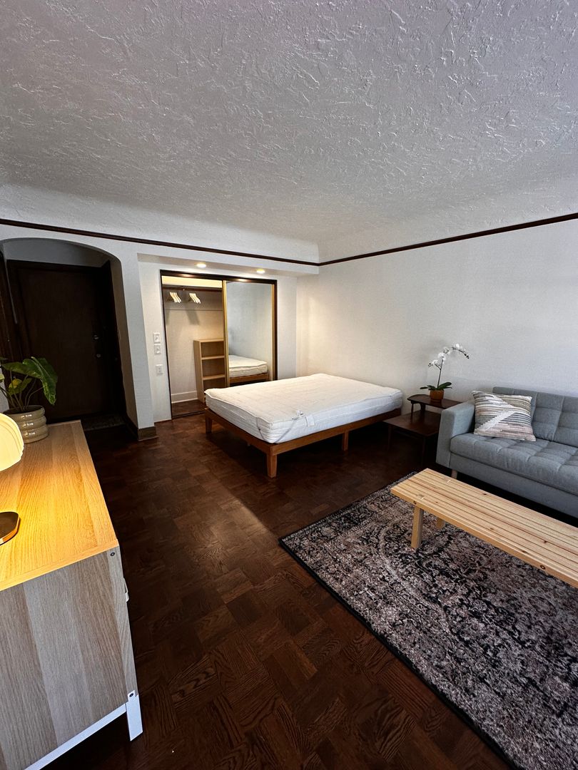 Seattle Apartment: 2933 2nd Ave