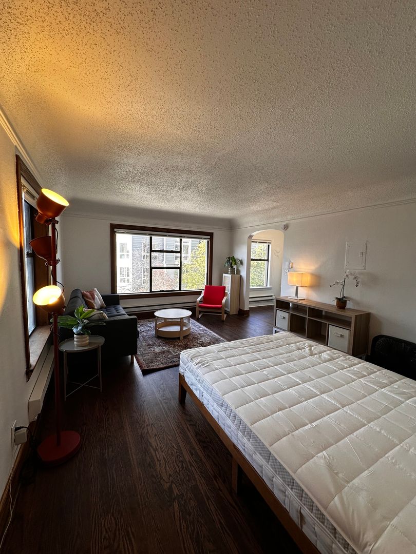 Seattle Apartment: 2933 2nd Ave