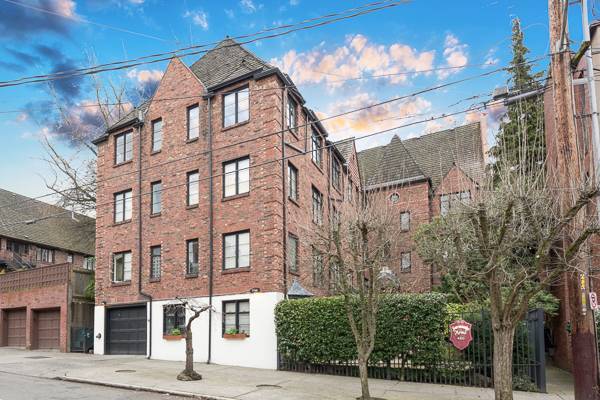 Seattle Apartment: 420 13th Ave E