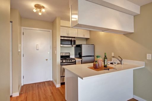 Remodeled, Spacious Studio at the top of QA!! 2 blks from Kerry Park – photo 1