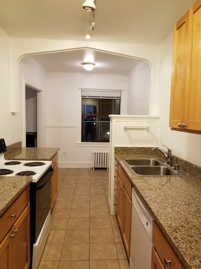 1BR/1Bath in Fantastic Ballard location! Top floor corner unit in the heart of Ballard! – photo 1