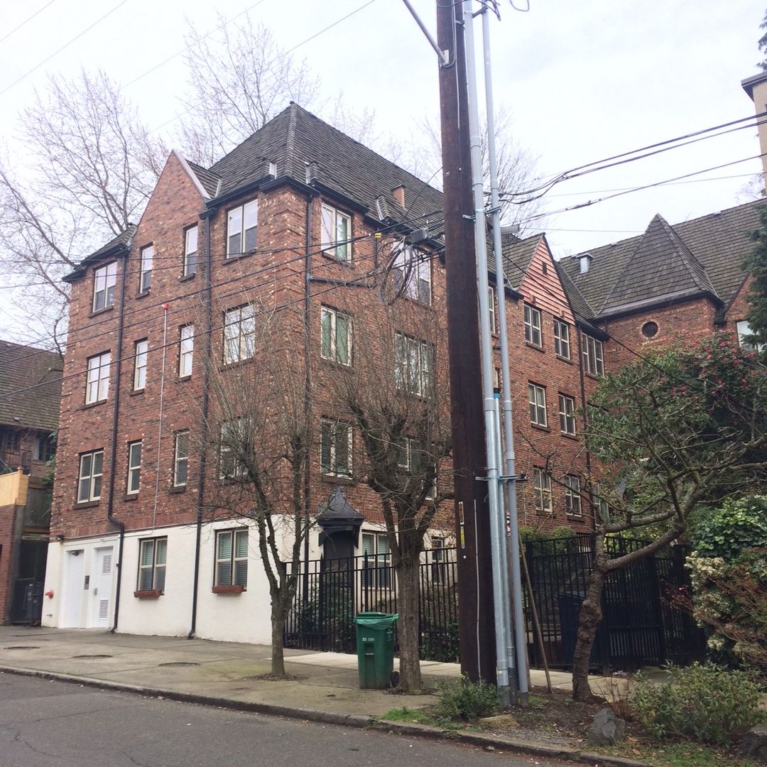 Seattle Apartment: 420 13th Ave E