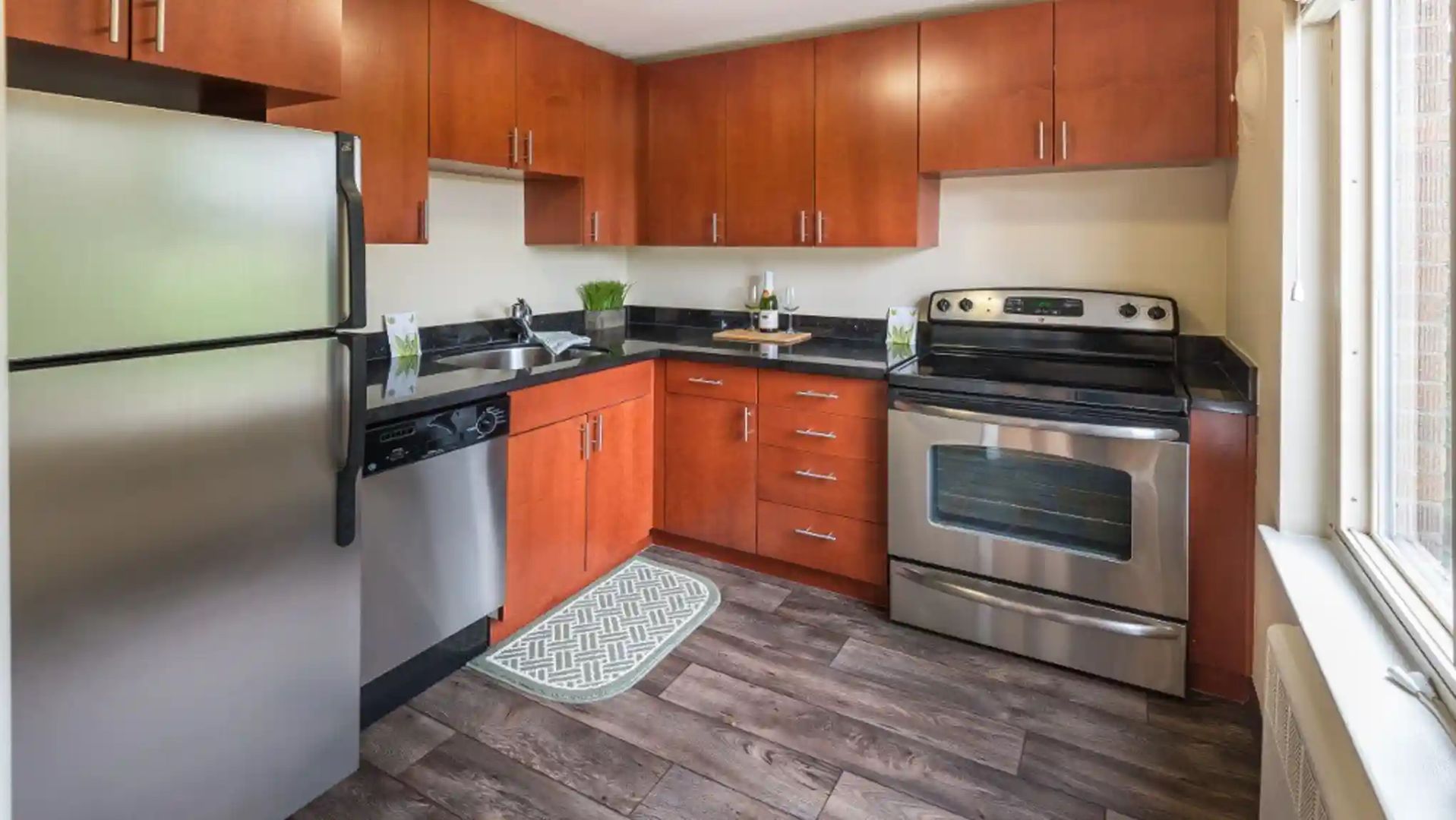 Seattle Apartment: 733 Summit Ave E