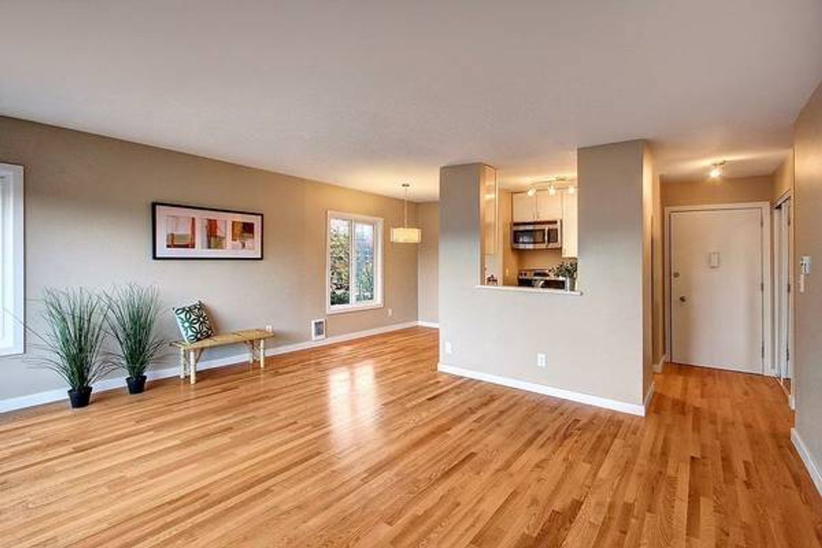Seattle Apartment: 1221 Queen Anne Ave N