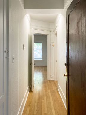 Stylish 1-Bed in Vintage Seattle Bldg! Newly remodeled **50% off first month's rent!** – photo 1