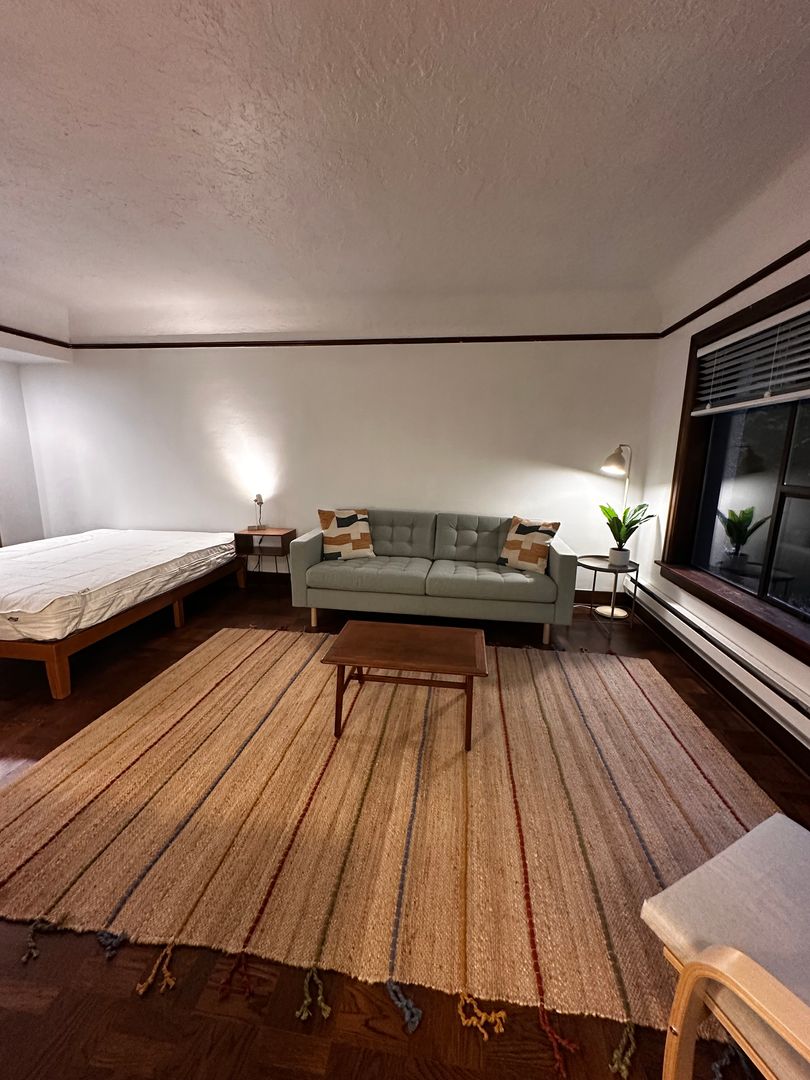 Seattle Apartment: 2933 2nd Ave