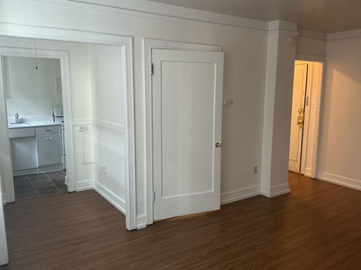 **ONE MONTH FREE RENT!!** UPDATED Studio in the heart of DOWNTOWN! Tons of space and storage! – photo 1