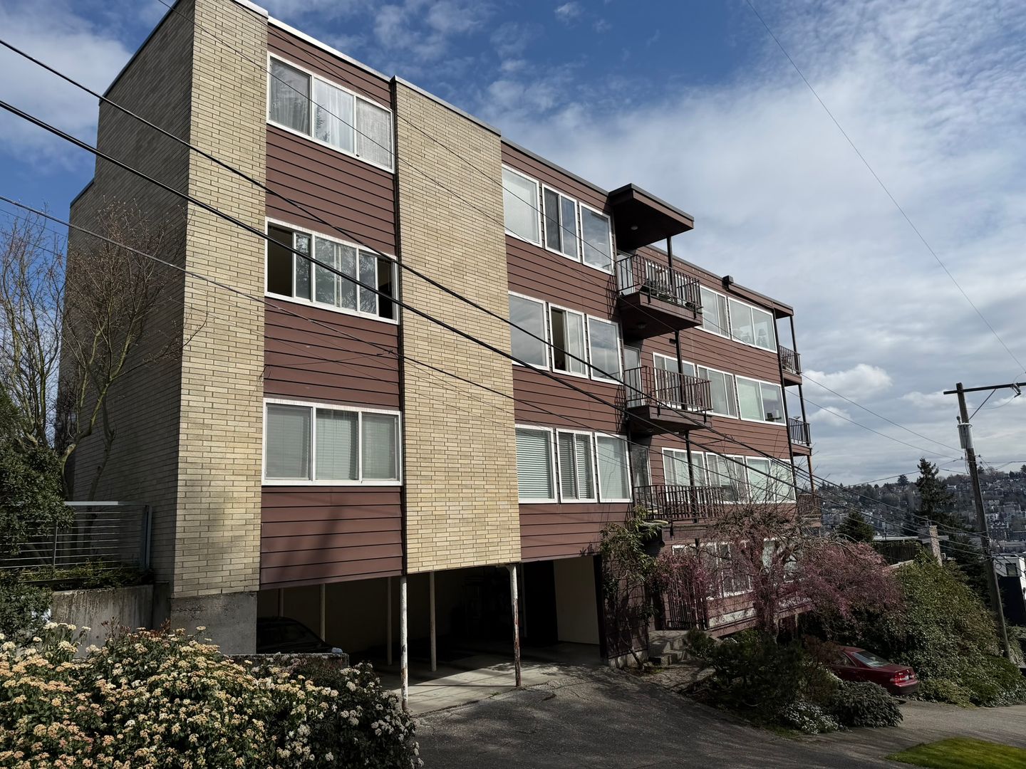 Seattle Apartment: 1952 Thorndyke Ave W