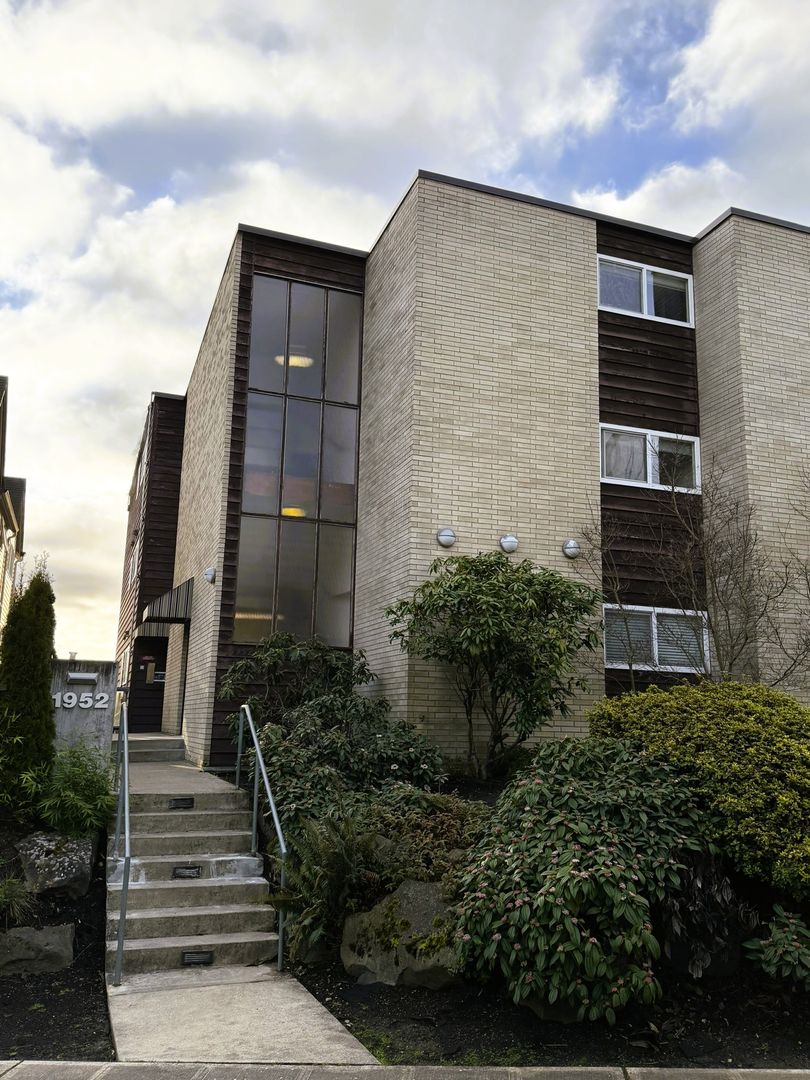 Seattle Apartment: 1952 Thorndyke Ave W