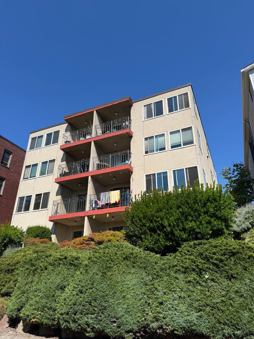Seattle Apartment: 2026 Yale Ave E