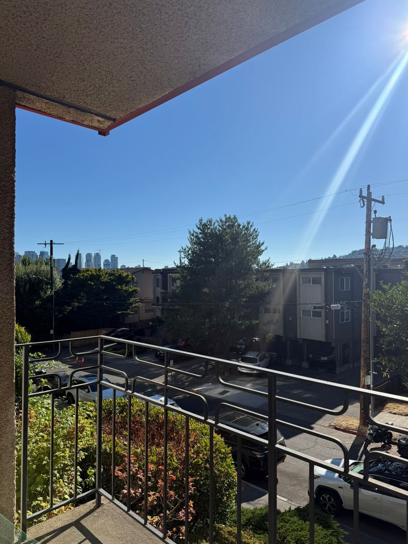 Seattle Apartment: 2026 Yale Ave E