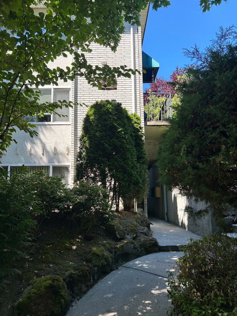 Seattle Apartment: 415 18th Avenue E