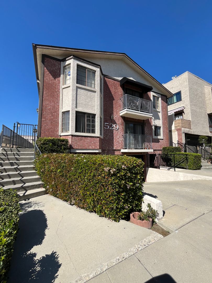 Burbank Apartment: 529 E. Cedar Avenue