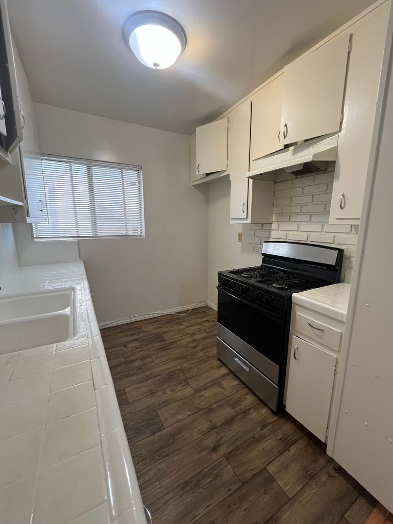 Glendale Apartment: 1169 Alameda Avenue