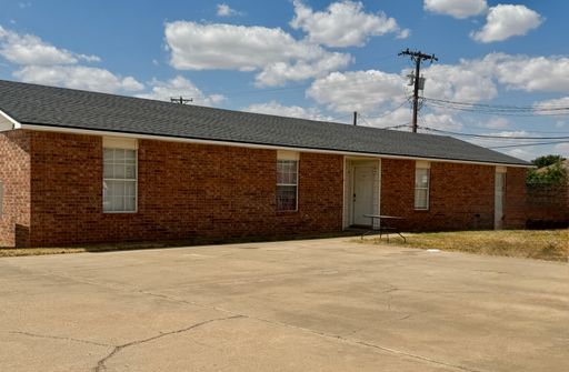 Adorable 2 Bedroom in Convenient Location! Move in Special! Half off First Month Rent! – photo 1