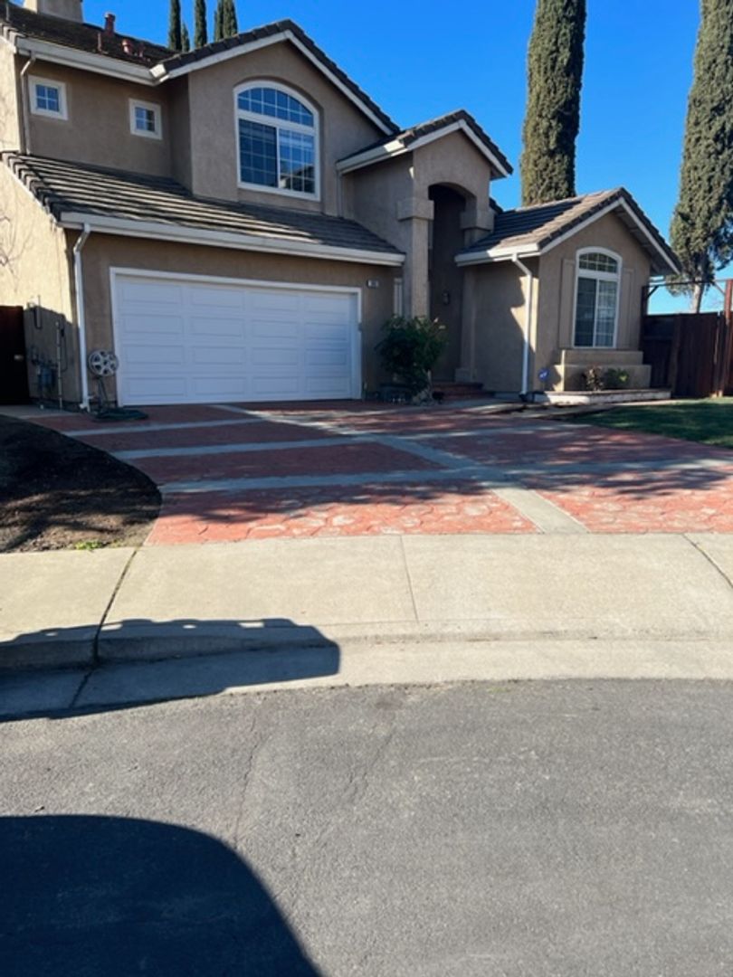 Tracy House: 300 Accipiter Ct