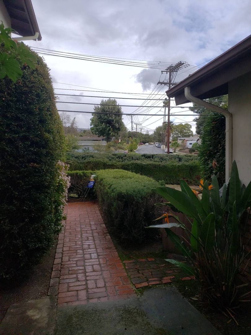 La Mesa House: 5910 Bob St