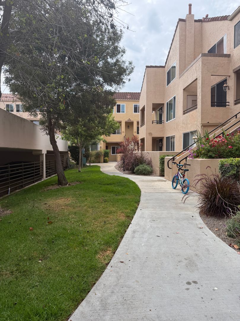 San Diego House: 3979 Nobel Dr #308