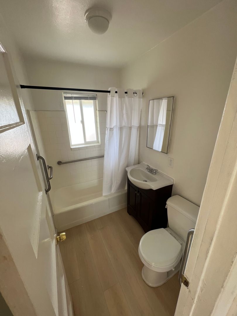 SAN DIEGO Apartment: 2474 E BROADWAY