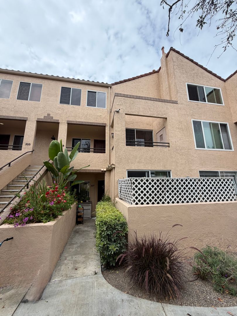 San Diego House: 3979 Nobel Dr #308