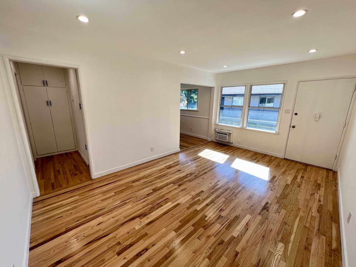 Van Nuys Apartment: 6100-6106 Woodman Ave