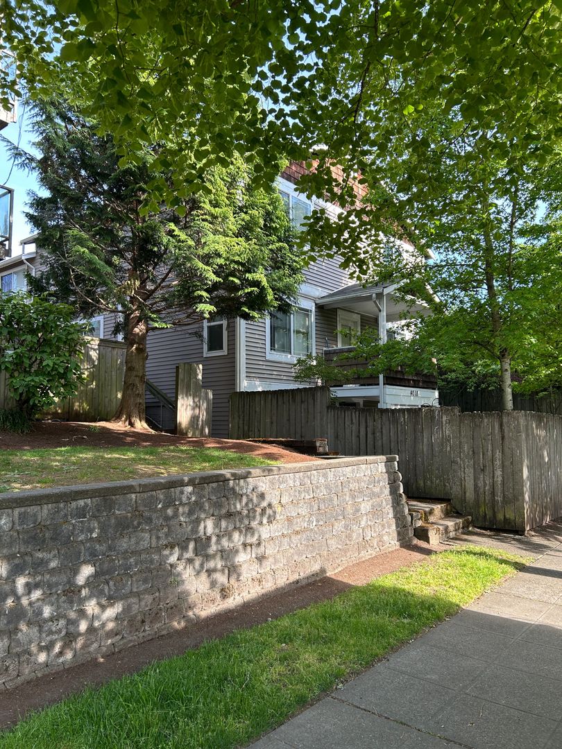 Seattle Apartment: 4018 California Ave SW