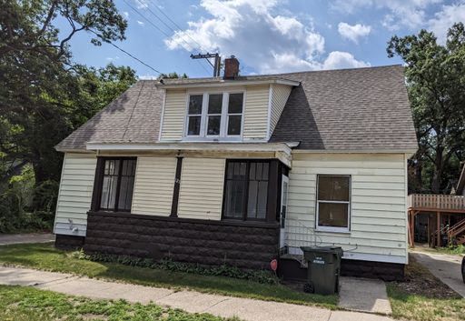121 E. Holbrook, remodeled upstairs apartment.