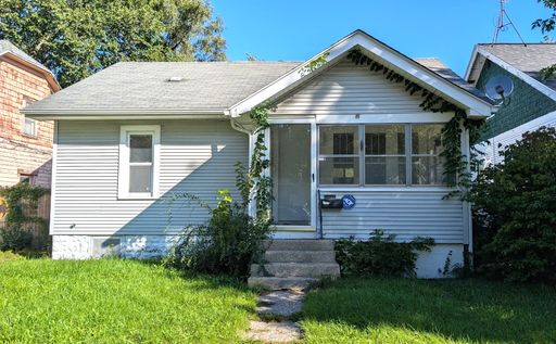 1252 Fleming, 3 bedroom house with basement and garage – photo 1
