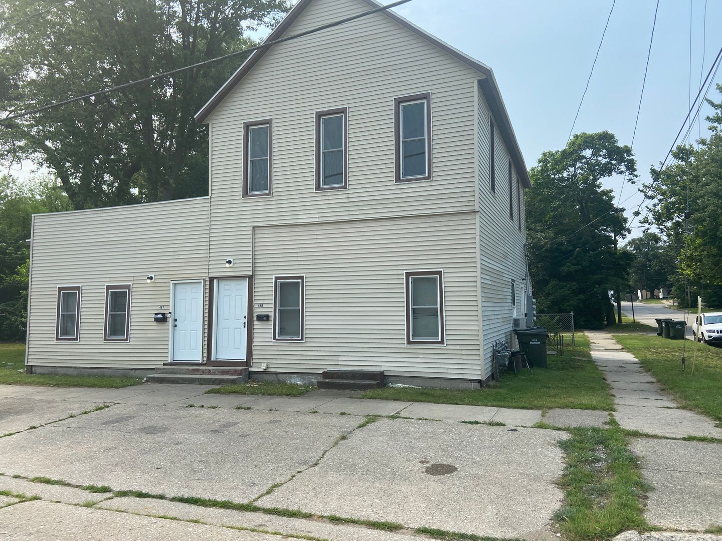 Muskegon Apartment: 487 W. Grand Ave.