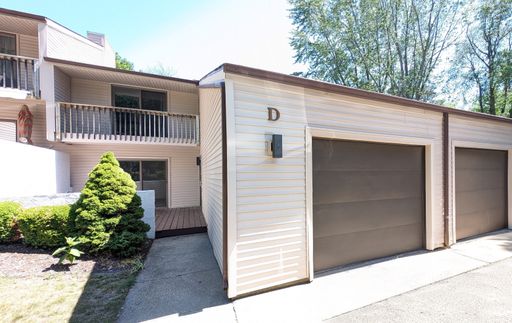17554 Parkwood Dr, 2 bedroom Condo