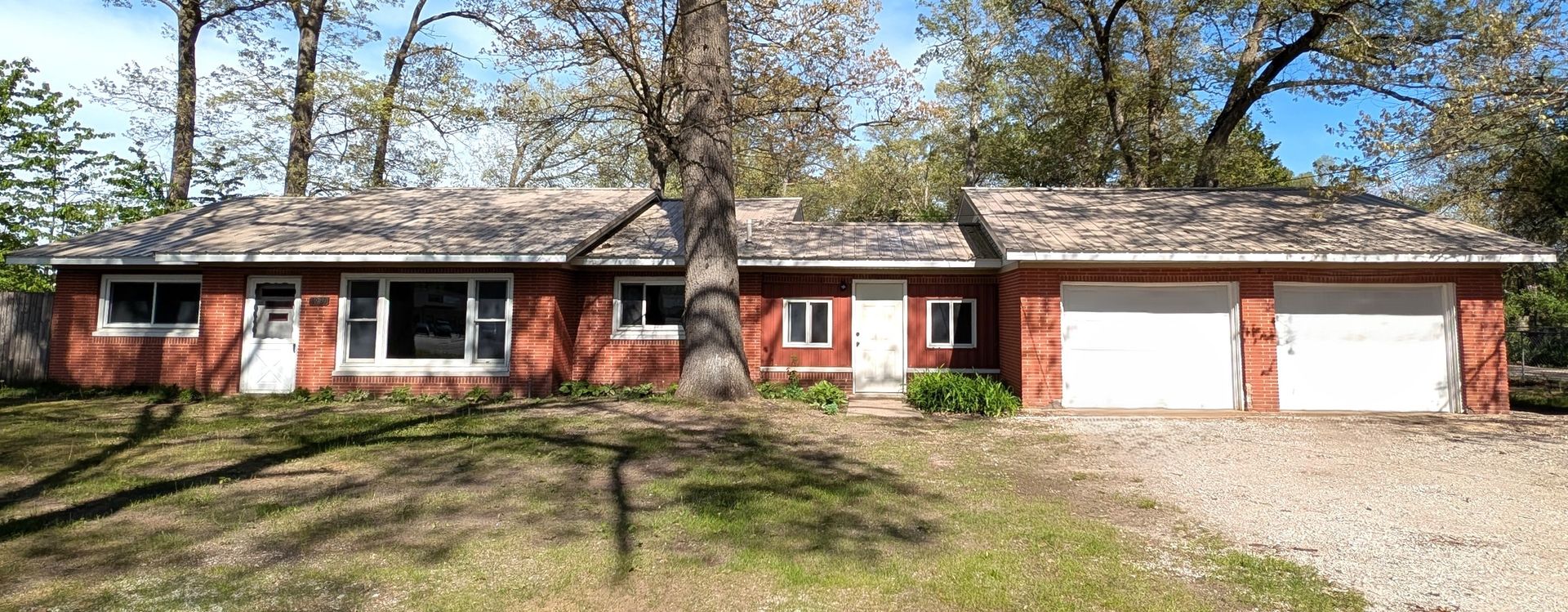 Muskegon House: 1990 Pappas Rd