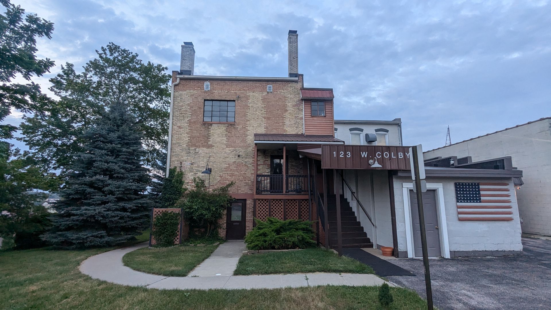Whitehall Apartment: 123 W Colby