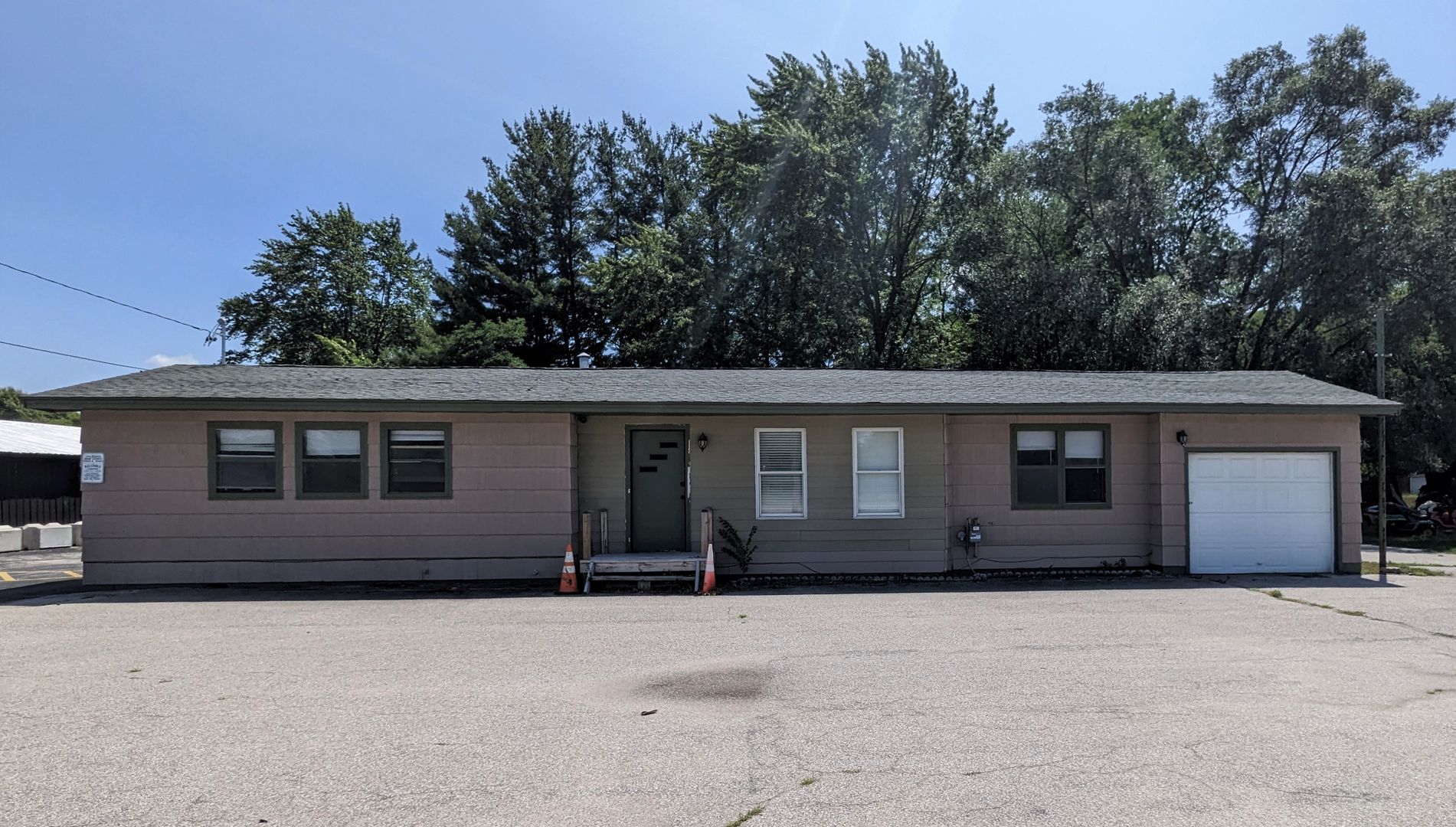 Muskegon House: 4505 East Apple Avenue