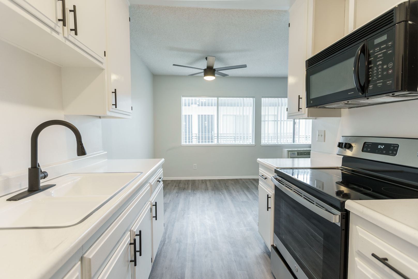 Northridge Apartment: 18424 Halsted Avenue