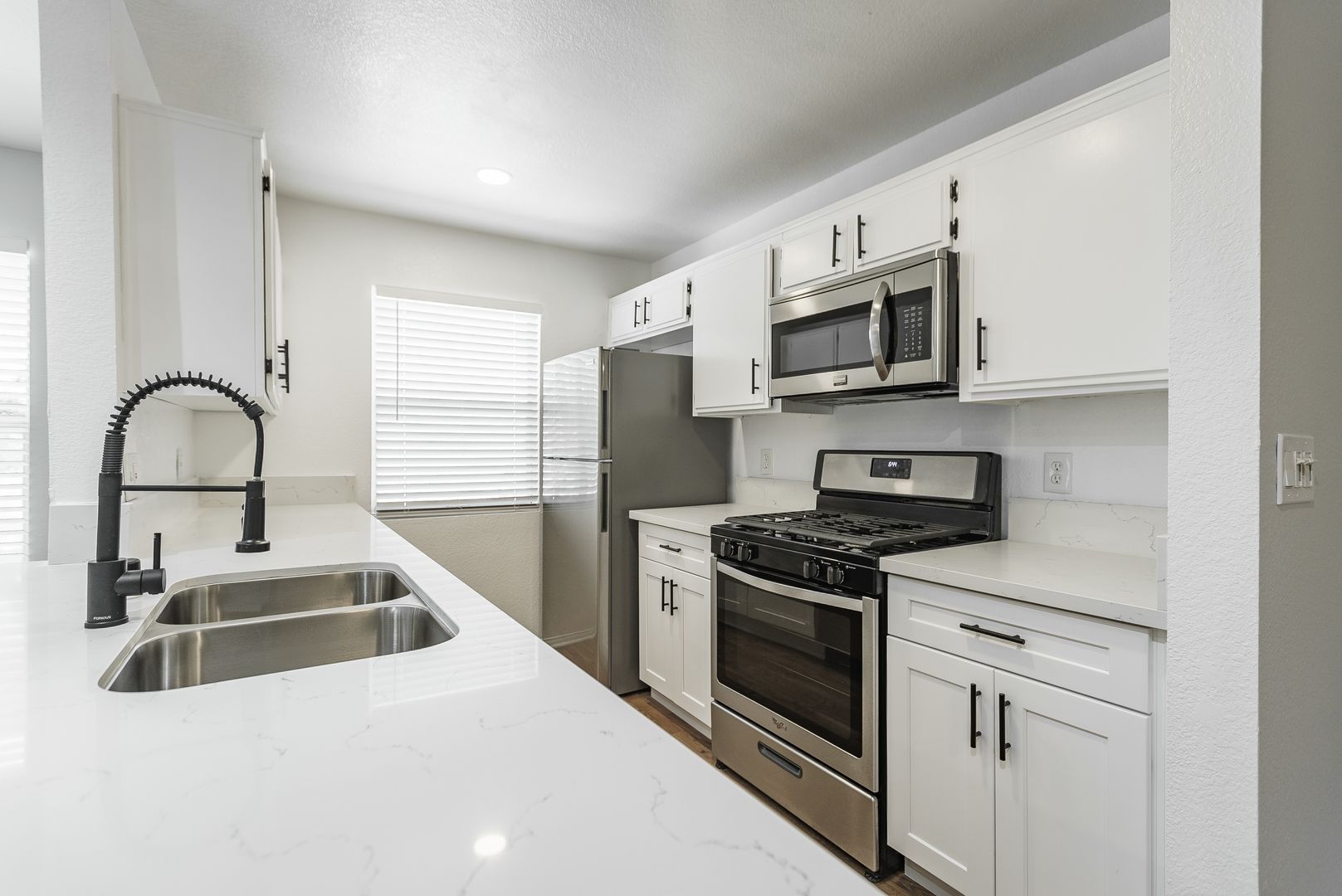 Los Angeles Apartment: 1945 Glendon Avenue