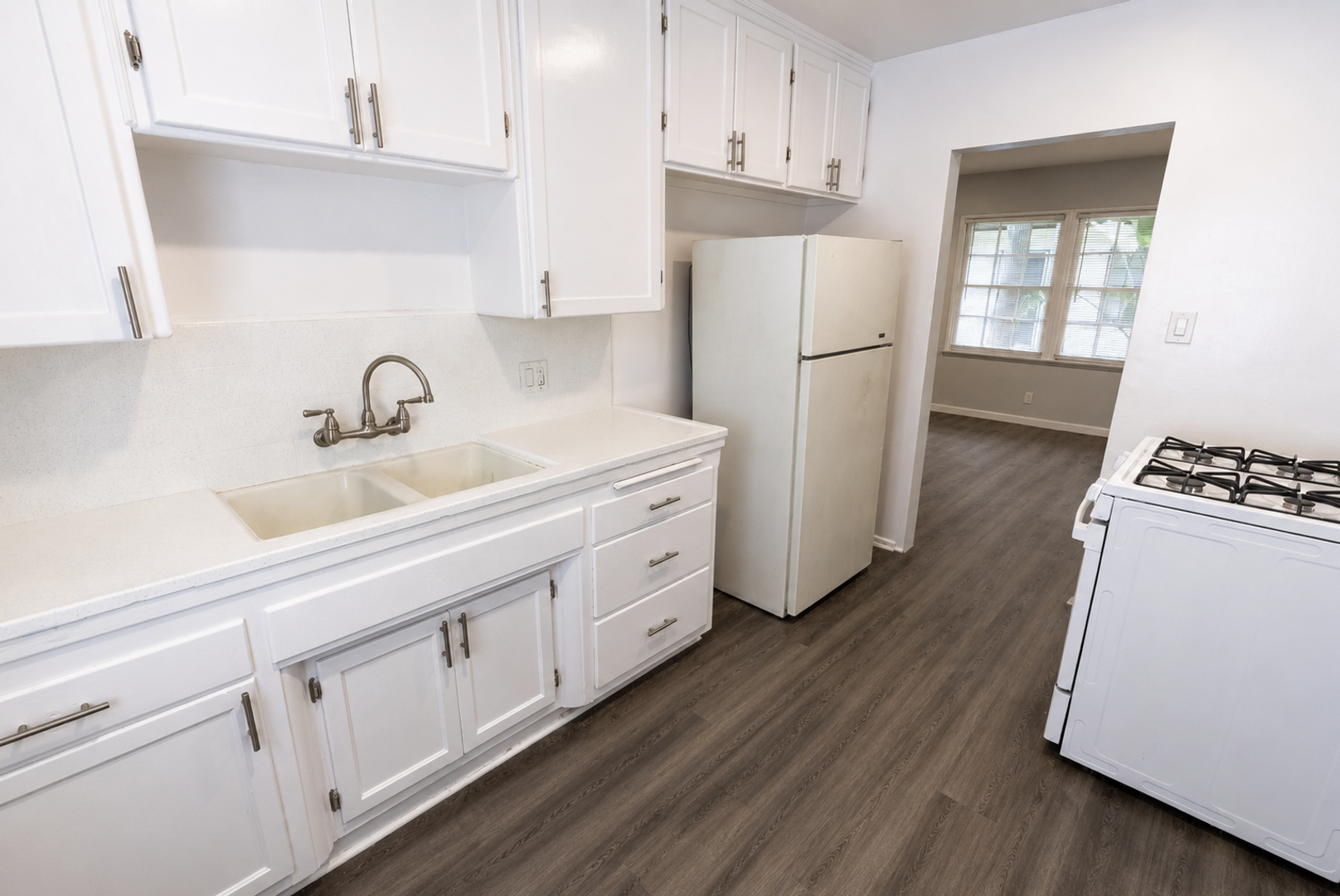 Los Angeles Apartment: 7056 Lanewood Avenue