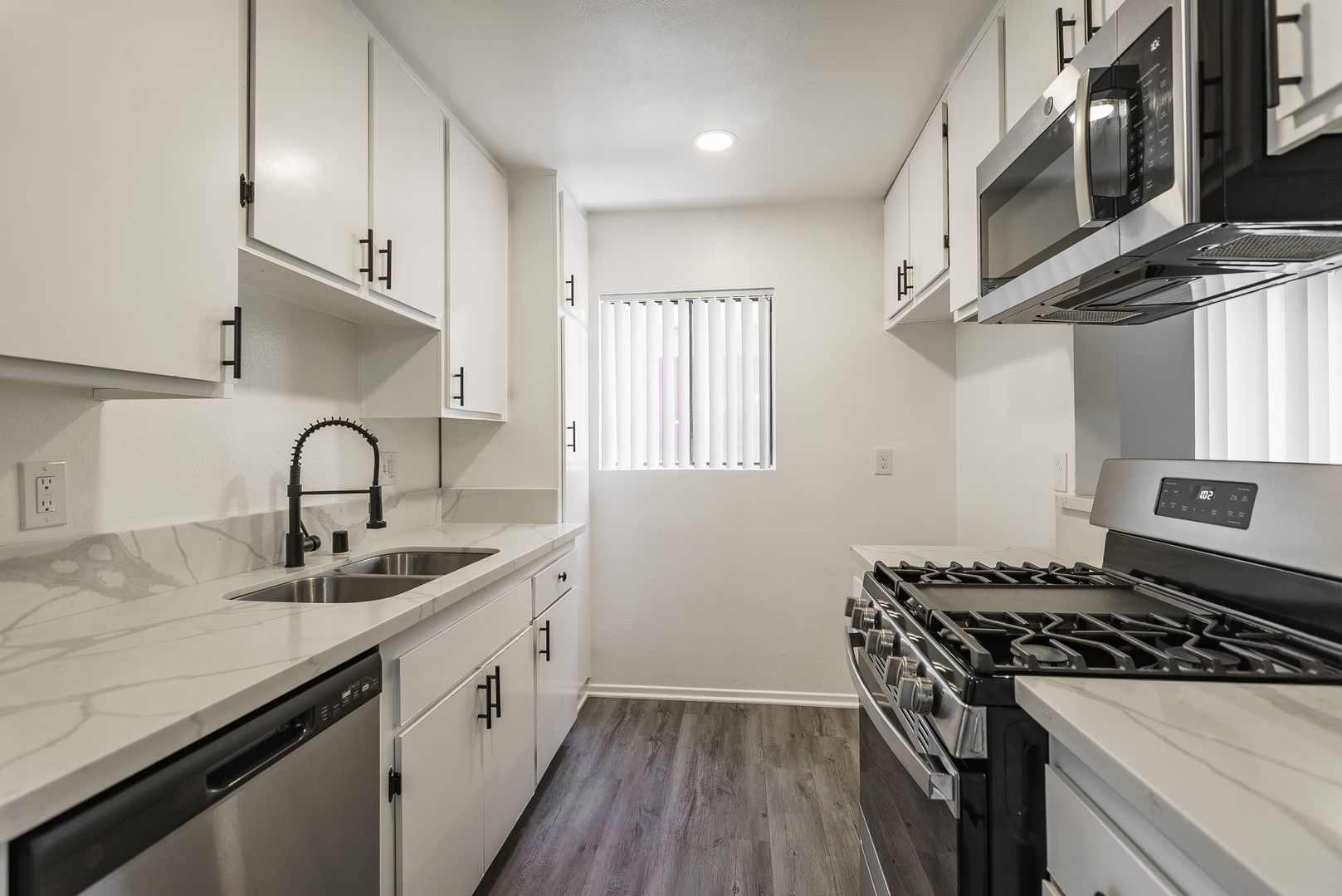 Granada Hills Apartment: 17211 Chatsworth St