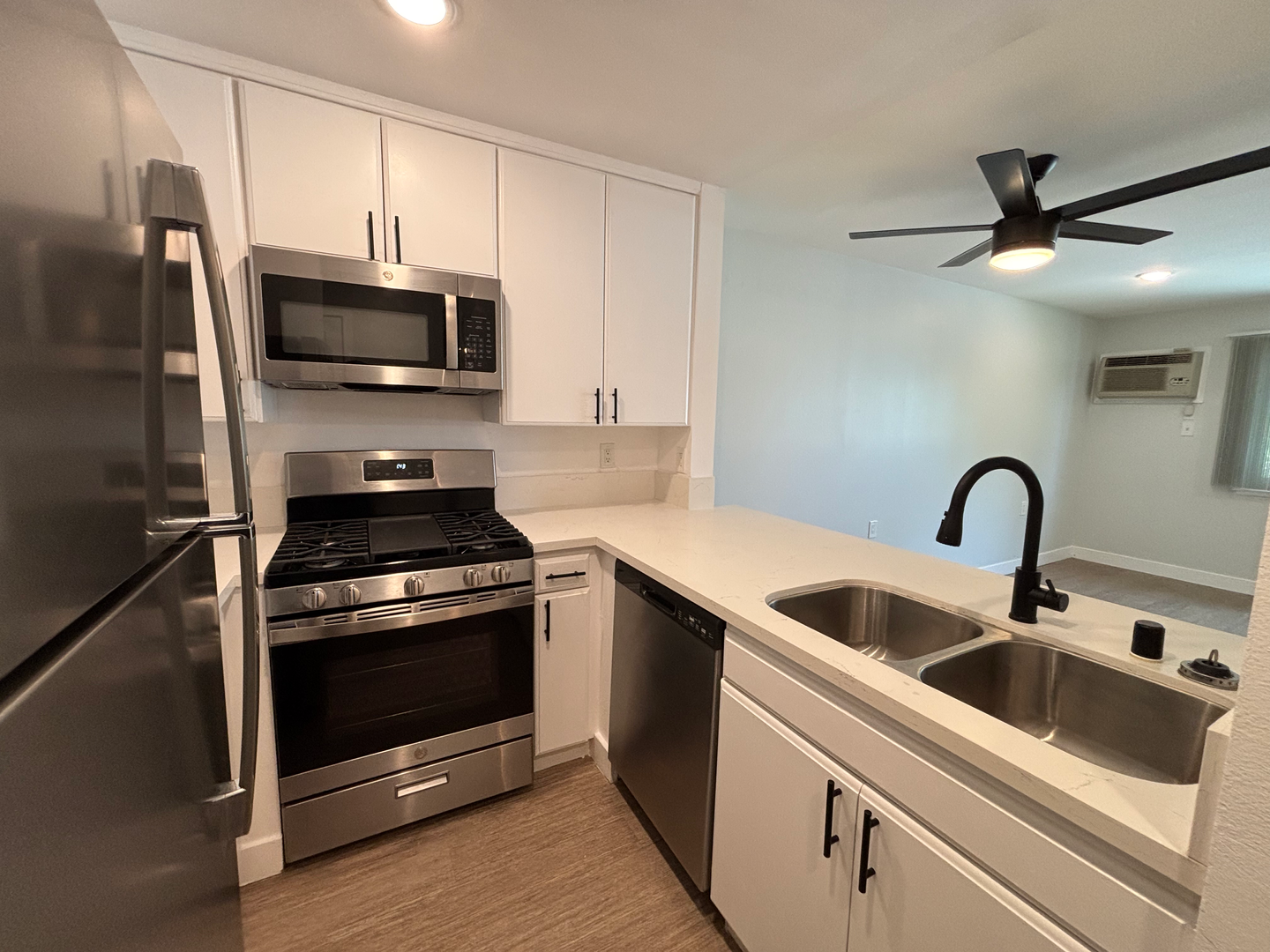 Tarzana Apartment: 5405 Lindley Avenue