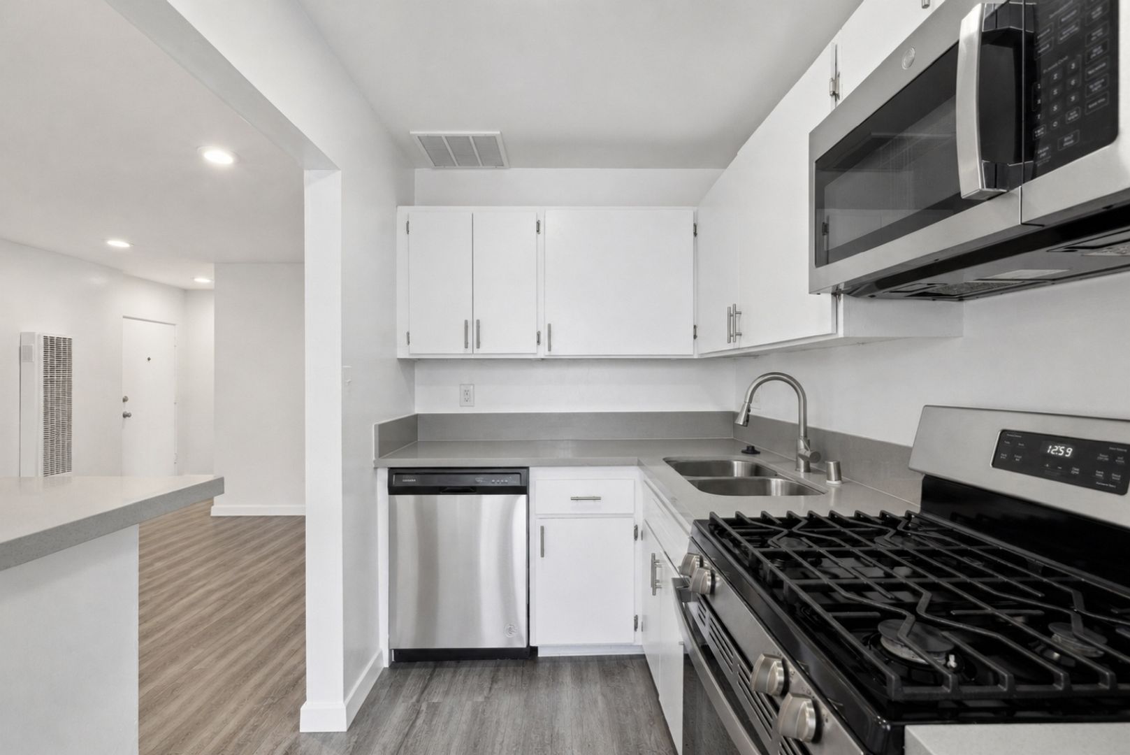 West Hollywood Apartment: 1253 Havenhurst Drive