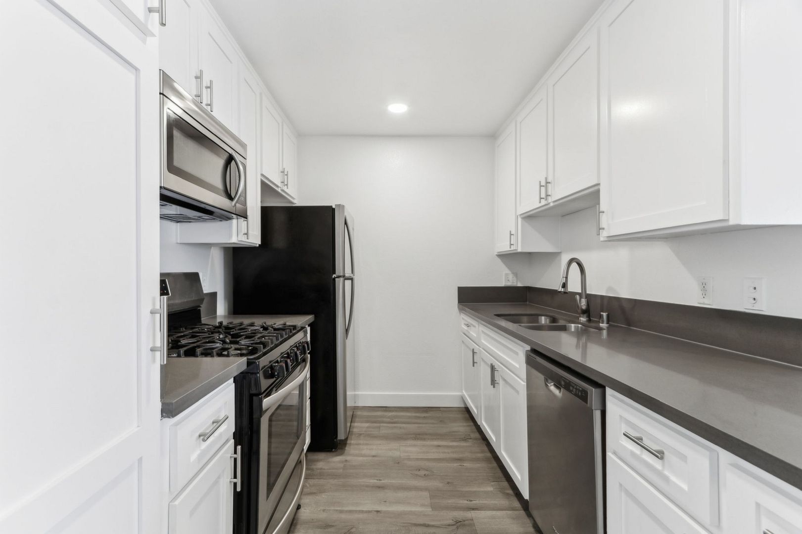 Los Angeles Apartment: 7057 Lanewood Ave