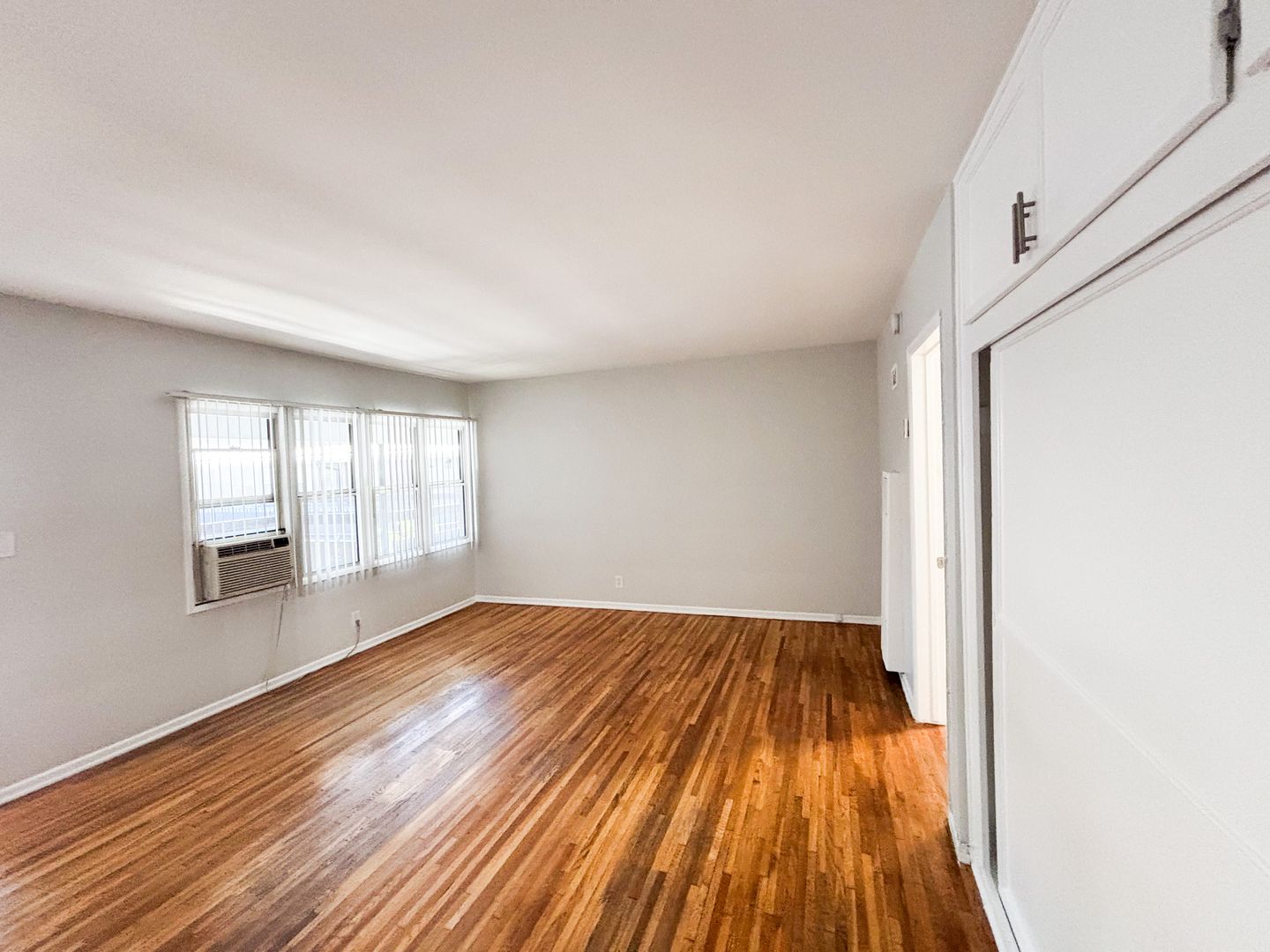 Los Angeles Apartment: 652 Veteran Ave