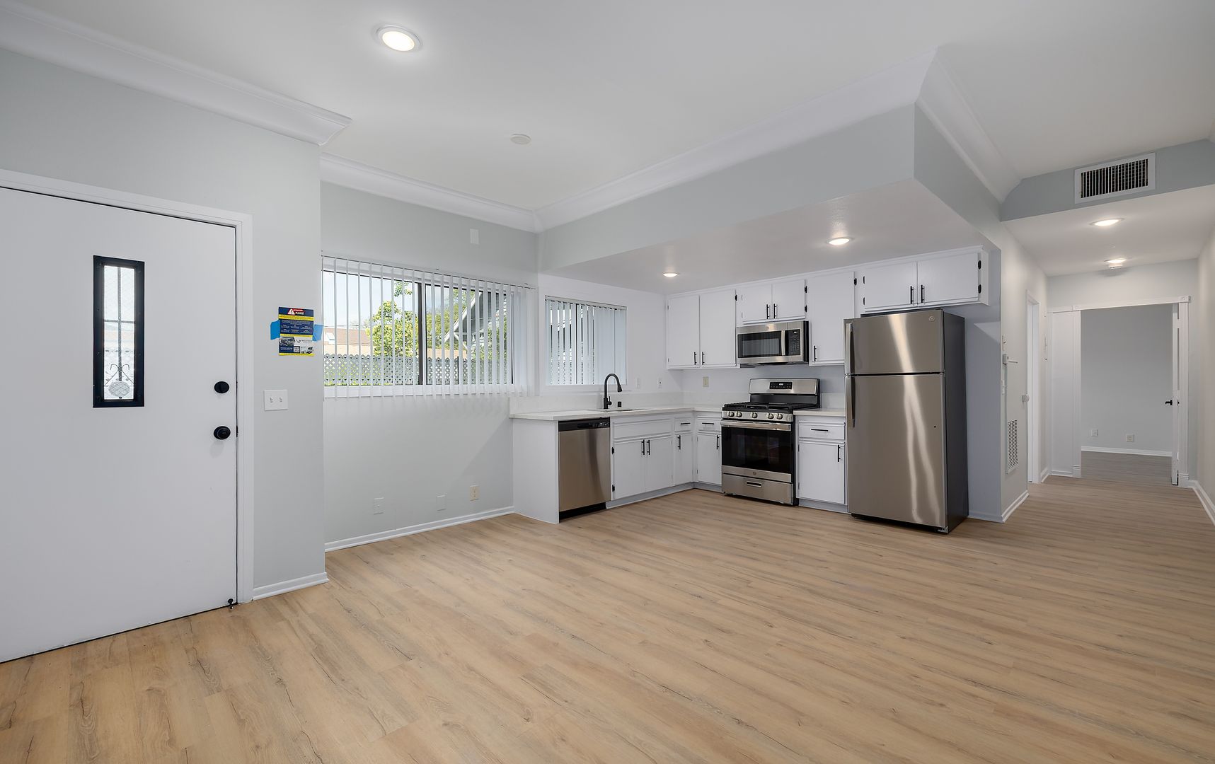 Glendale Apartment: 420 W Windsor Road