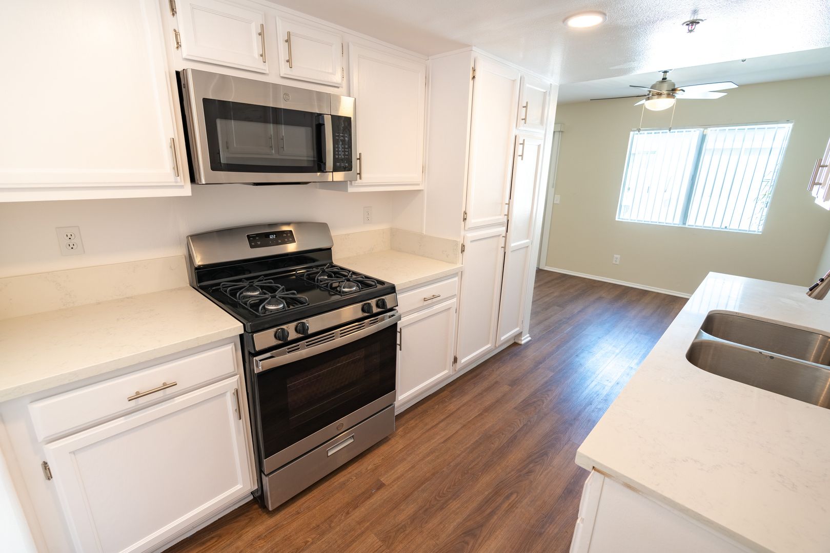 North Hollywood Apartment: 10755 Kling Street