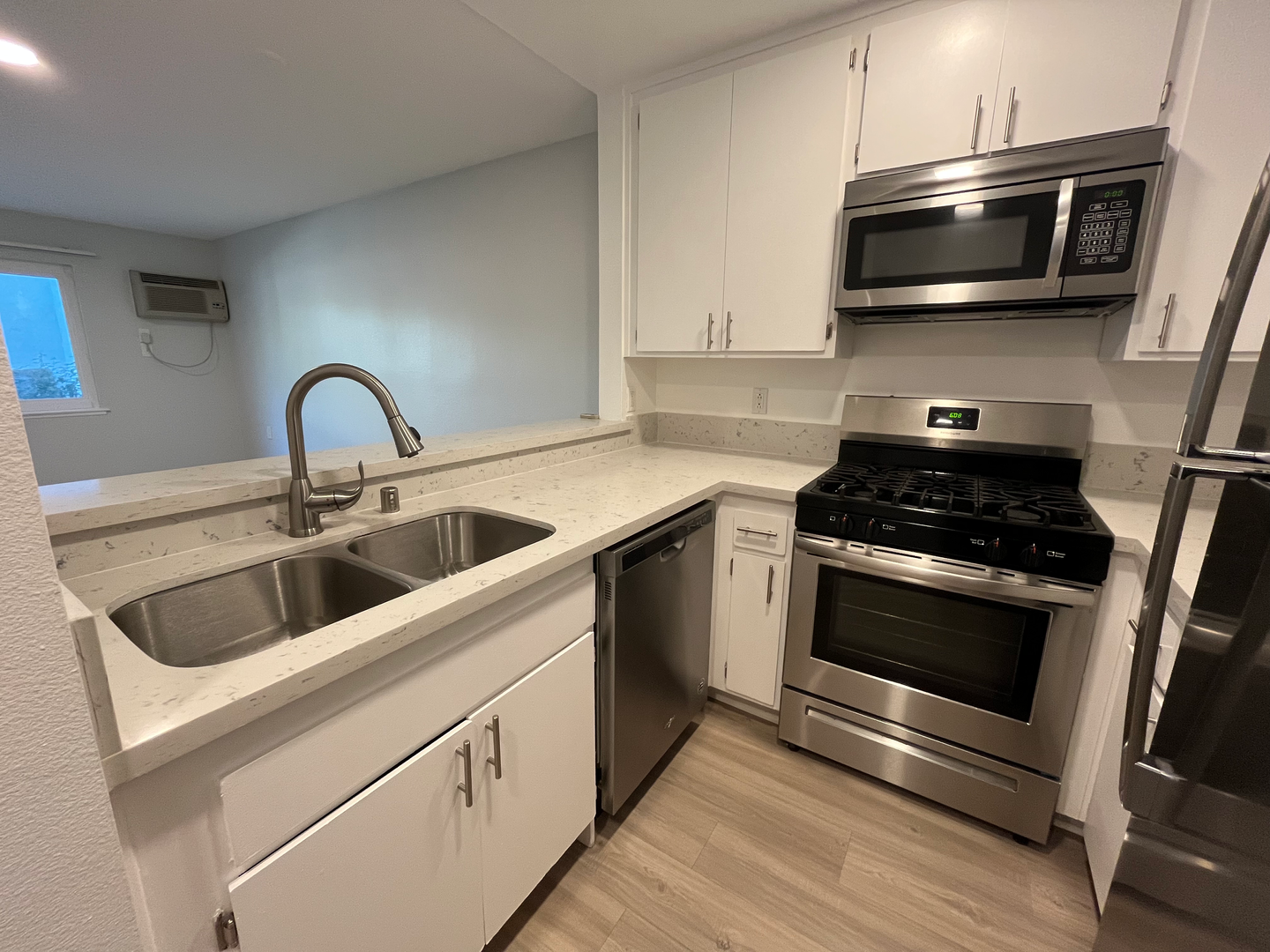 Tarzana Apartment: 5405 Lindley Avenue