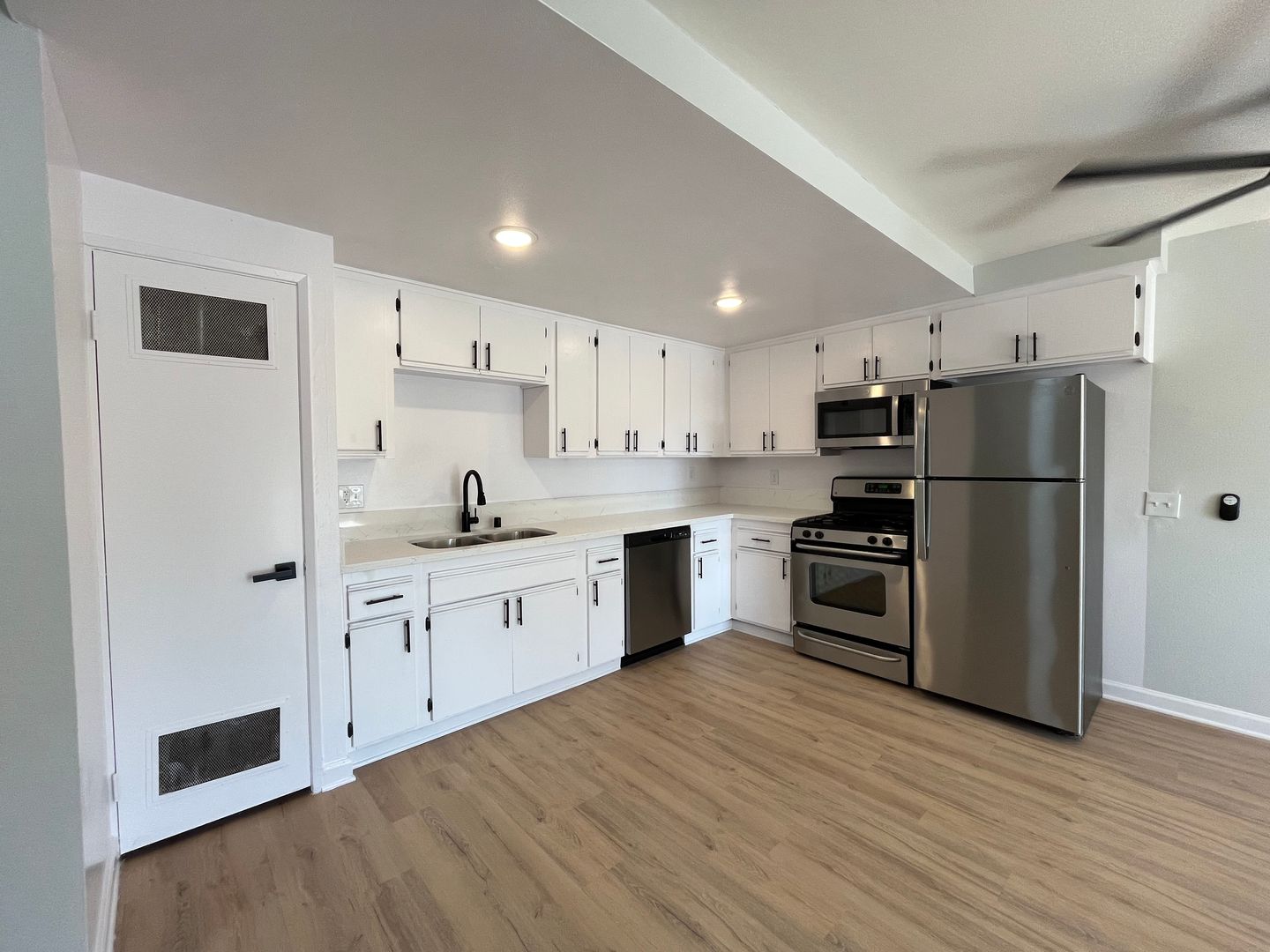 Glendale Apartment: 420 W Windsor Road