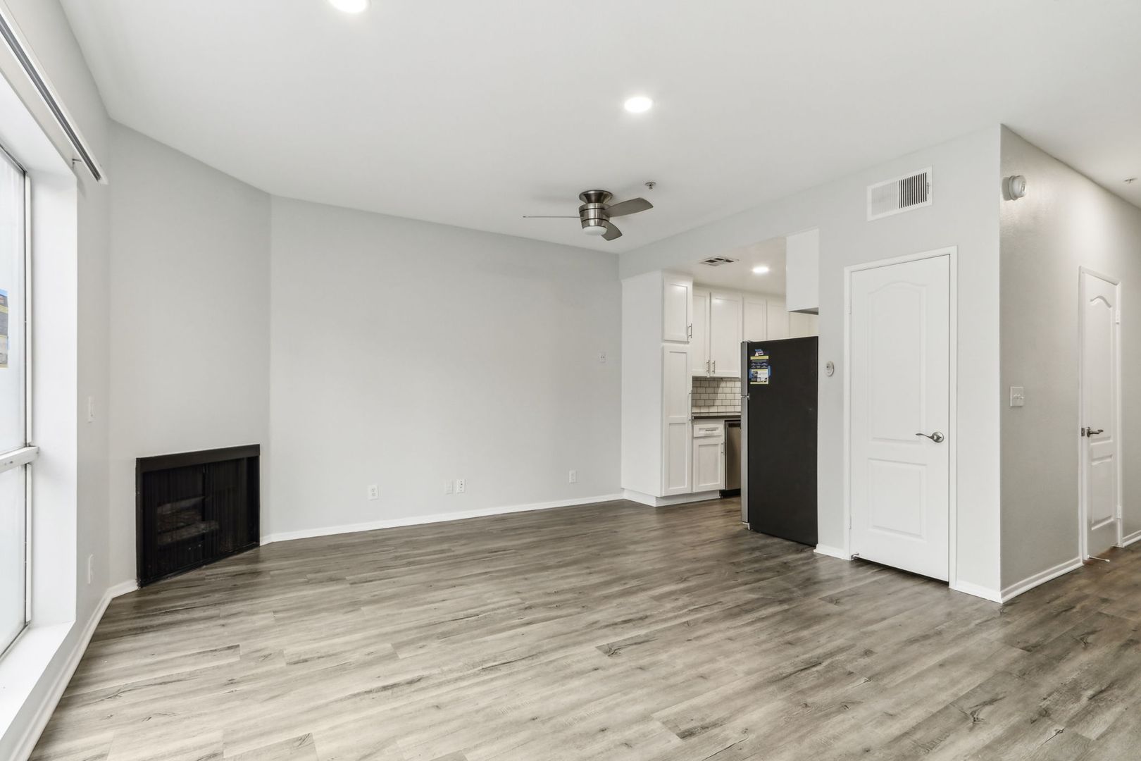 Los Angeles Apartment: 7057 Lanewood Ave