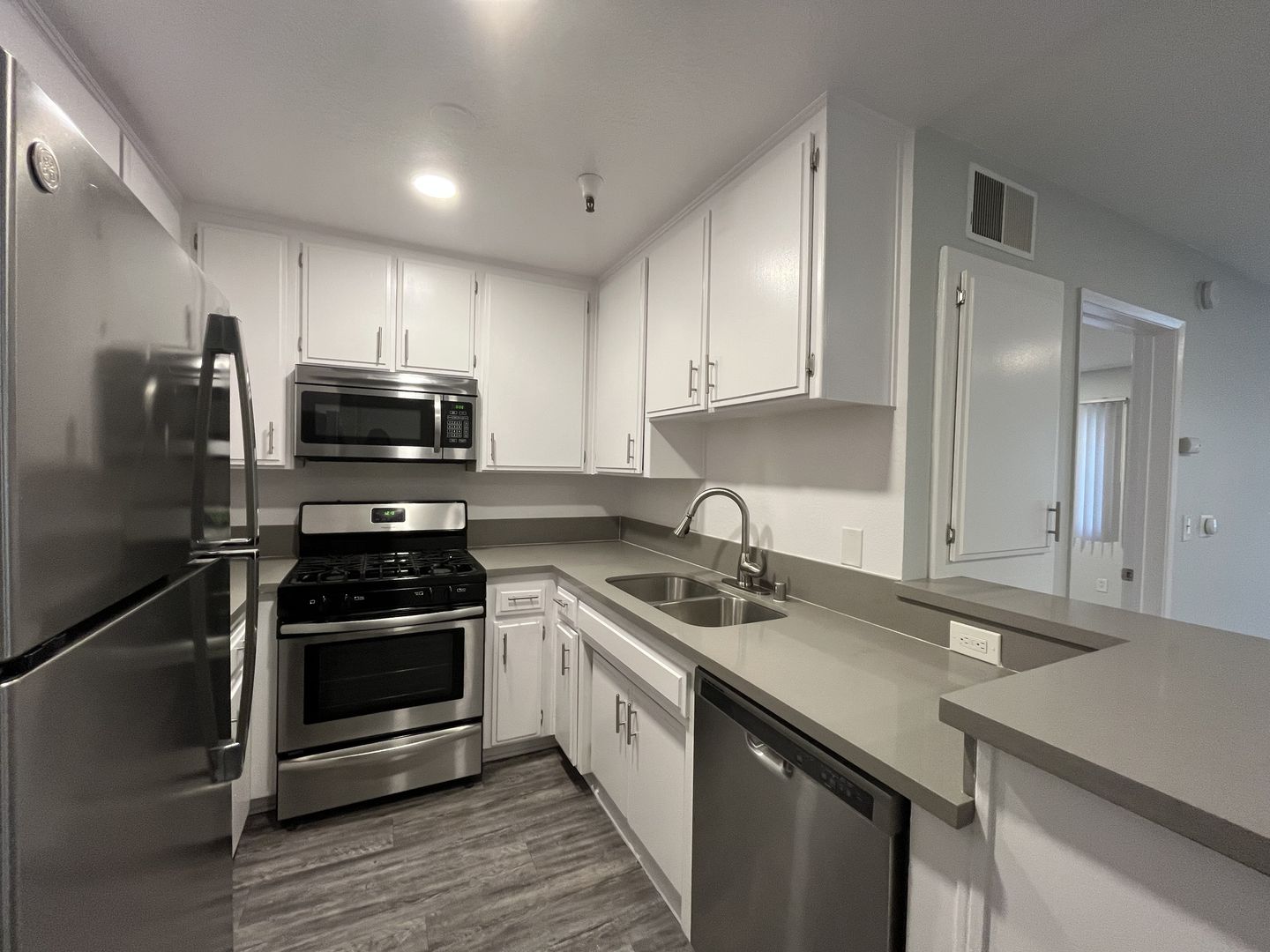 Sherman Oaks Apartment: 4378 Sepulveda Blvd